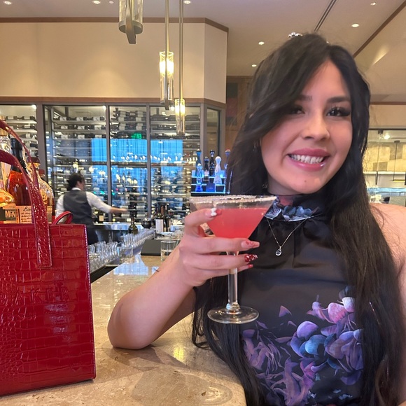 Meet your Posher, Jessica 🫶🏻🫶🏻💙💙 - Picture 3 of 7